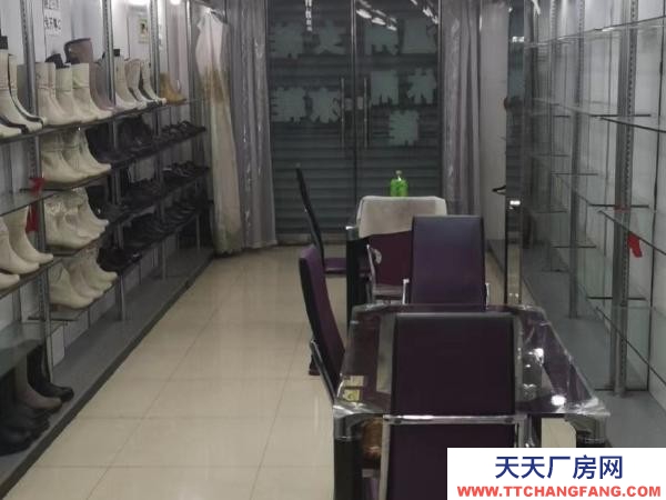綏芬河青云路西新安街南華建綜合樓1樓出租門廳，帶貨架的鞋廳