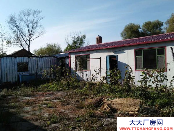 綏棱縣鐵西街塑鋼廠房場地，有動(dòng)力電，緊鄰火車站交通便利