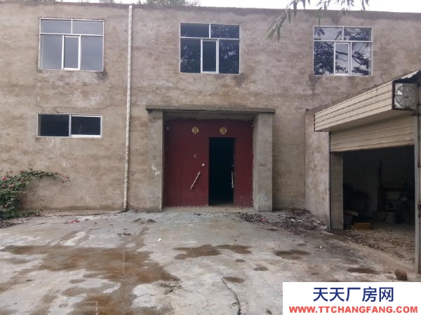 湟中上下兩層共930㎡,門口有車位。