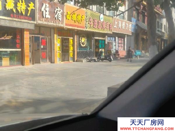 格爾木江源路東市場對面，是兩個后院。