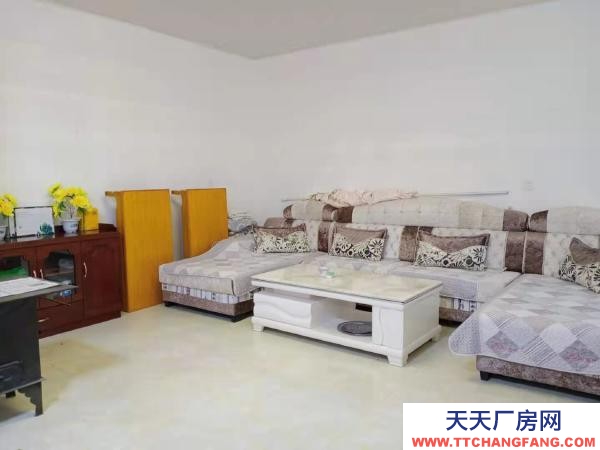 格爾木磚混結構，有一地下室，水電齊全，家具基本全新