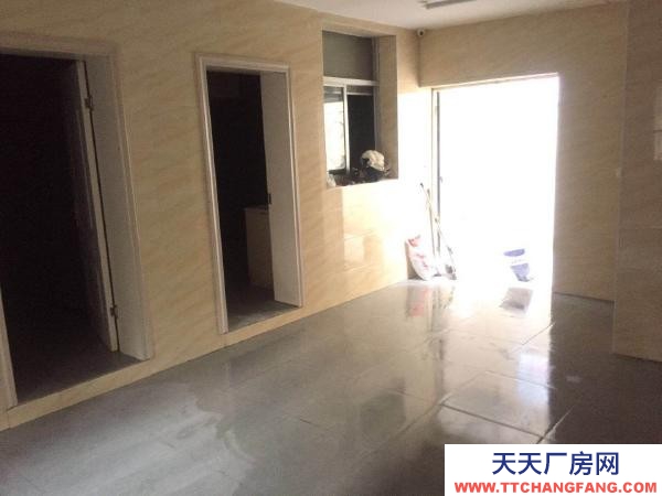 九江市瑞昌物資倉庫 (出租) 該房位于瑞昌市柳湖公園，建設銀行旁，一樓，做倉庫非常方便