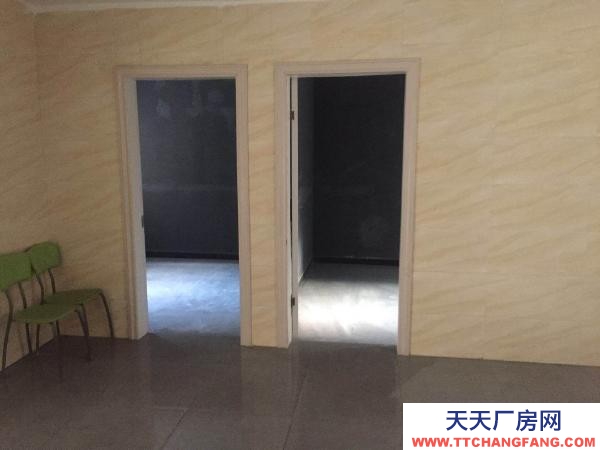 九江市瑞昌物資倉(cāng)庫(kù) (出租) 該房位于瑞昌市柳湖公園，建設(shè)銀行旁，一樓，做倉(cāng)庫(kù)非常方便