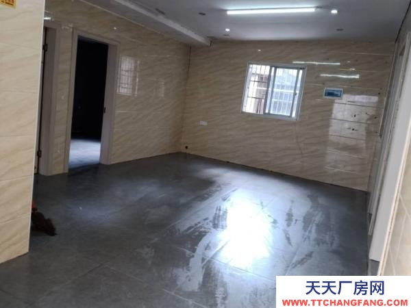 九江市瑞昌物資倉(cāng)庫(kù) (出租) 該房位于瑞昌市柳湖公園，建設(shè)銀行旁，一樓，做倉(cāng)庫(kù)非常方便