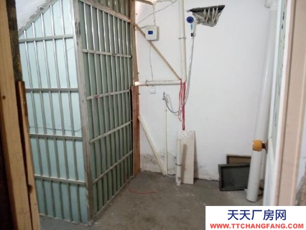 九江市修水物資倉庫 以前買的車庫 簡單裝修通水電 有單人床和桌子衛生間