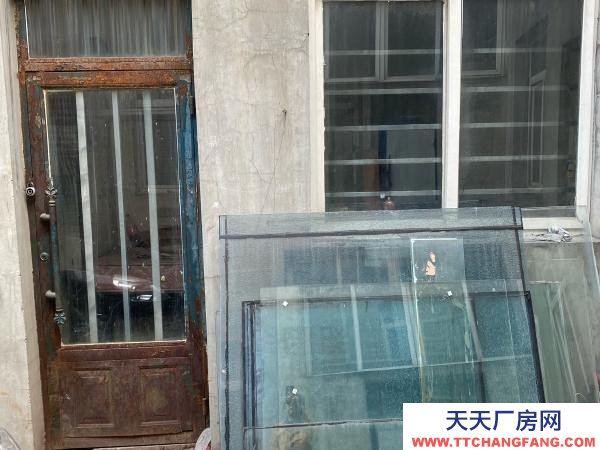 和平窗戶都有護欄，屋內干凈整潔，11月份到期可用