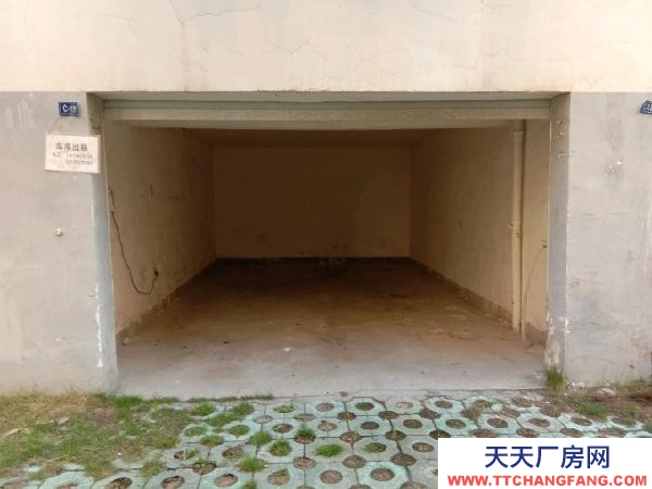 宜春市袁州物資倉庫 車庫前面還有停車位，價格便宜，停車或放貨物的理想選擇。