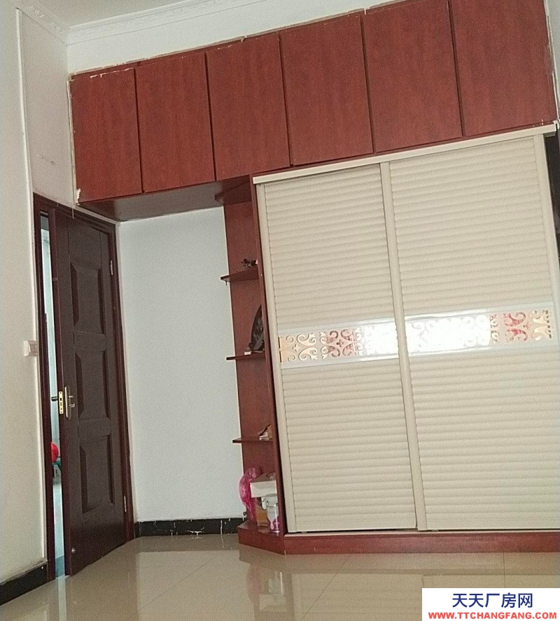 (出租) 門口地方大，出入方便，