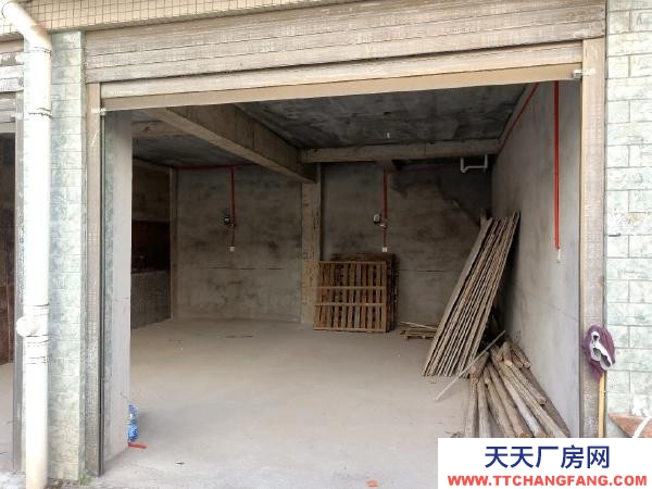 宜春市高安物資倉(cāng)庫(kù) 瑞鳳家園小區(qū)內(nèi)，交通便利，層高3米，水電齊全，兩間可分租。