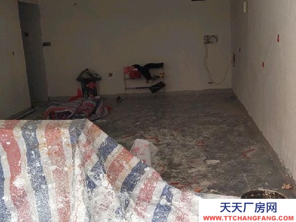 宜春市萬載物資倉庫 房子在龍河星城雨露家園，全新正在裝修中