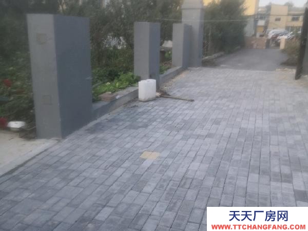 站前平房帶大院，用于廠房、倉(cāng)庫(kù)等。有水電，封閉院。