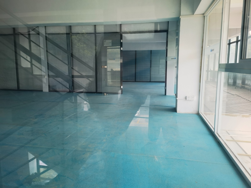 松江車(chē)墩二樓小面積辦公場(chǎng)地明亮有隔層