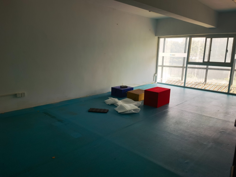 松江車(chē)墩二樓小面積辦公場(chǎng)地明亮有隔層