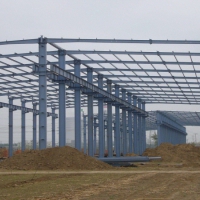 東莞市橋頭鎮東江10000平方單層廠房倉庫出租 ①單一層鋼架廠房2棟5000平方米 ②單一層鋼架廠房2棟4000平方米 ③單一層鋼架廠房1棟1000平方米 ④員工宿舍框架一棟5層2000平方 ⑤辦公樓