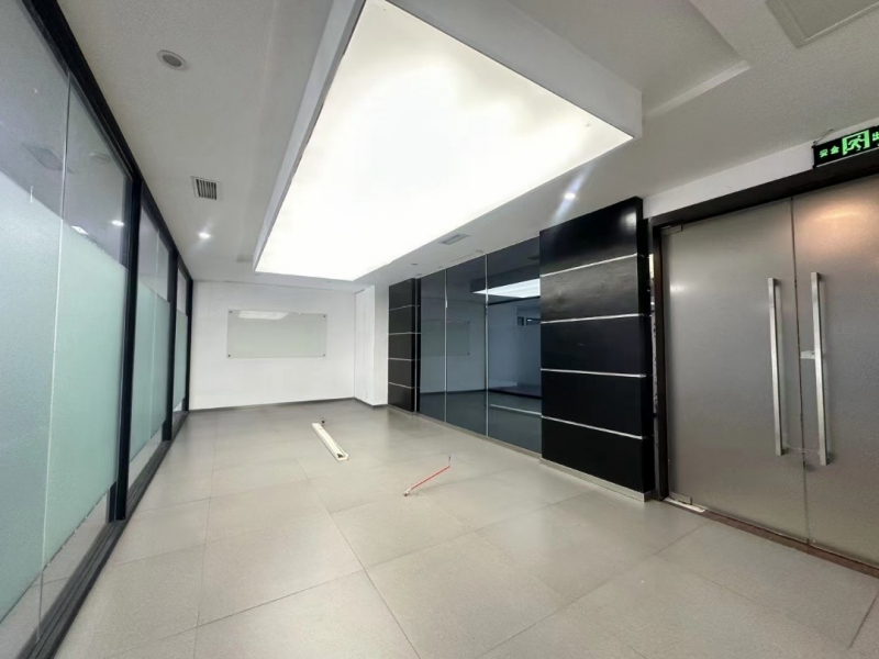 成都龍泉工業園區+595㎡直播場地出租+12間辦公室+配套齊全有房補