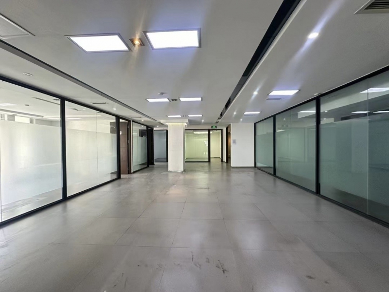 成都龍泉工業園區+595㎡直播場地出租+12間辦公室+配套齊全有房補