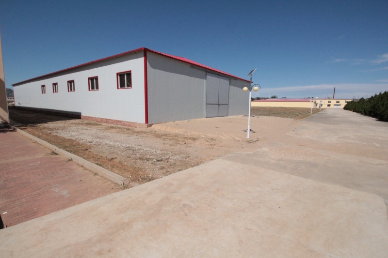 遼寧朝陽(yáng)21000平廠房場(chǎng)地出租出售，水電齊全，臨近高速口，可多方式參與。