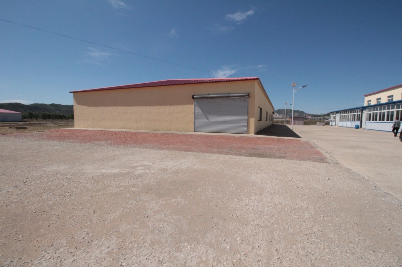 遼寧朝陽(yáng)21000平廠房場(chǎng)地出租出售，水電齊全，臨近高速口，可多方式參與。